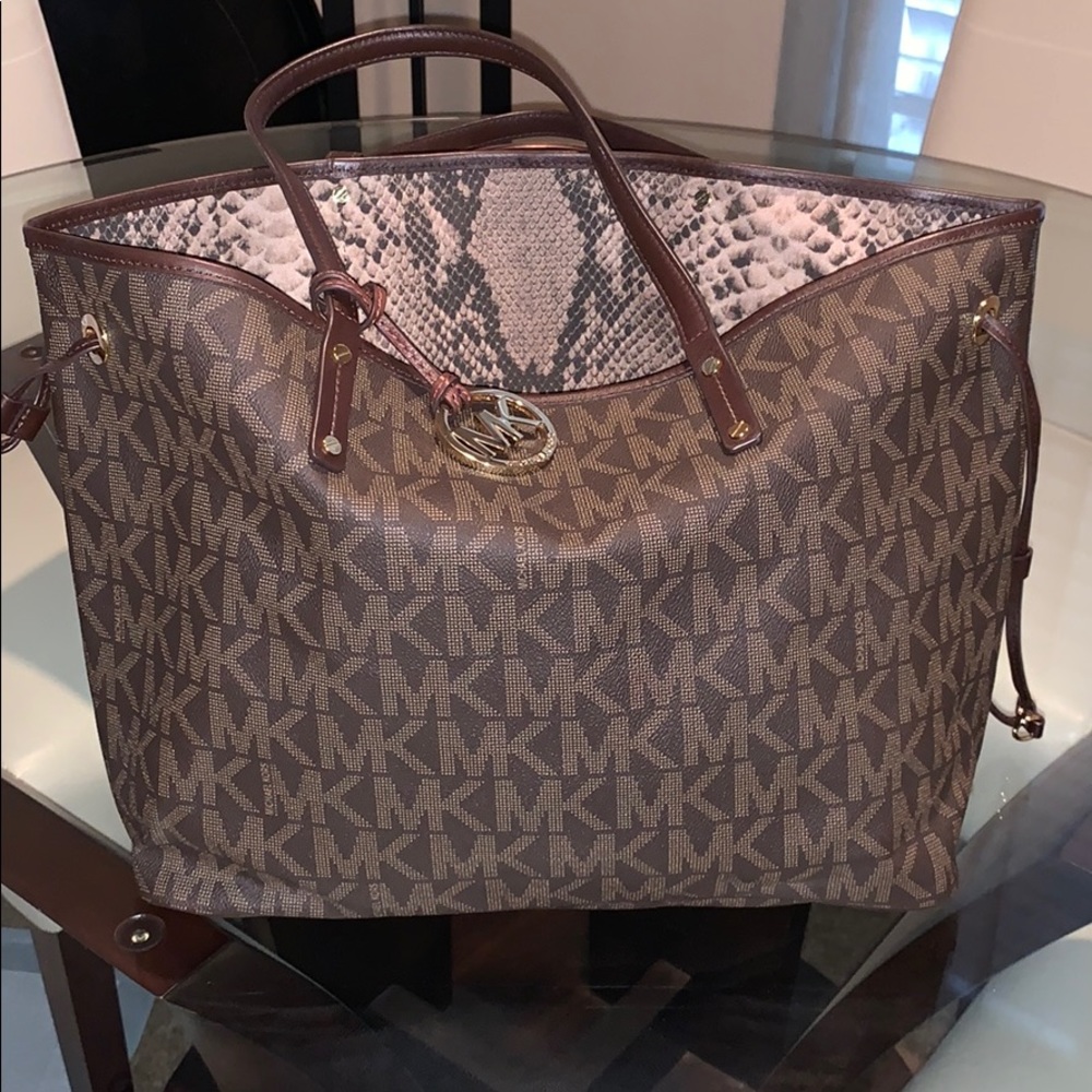 Signature print Michael KORS tote 🥰